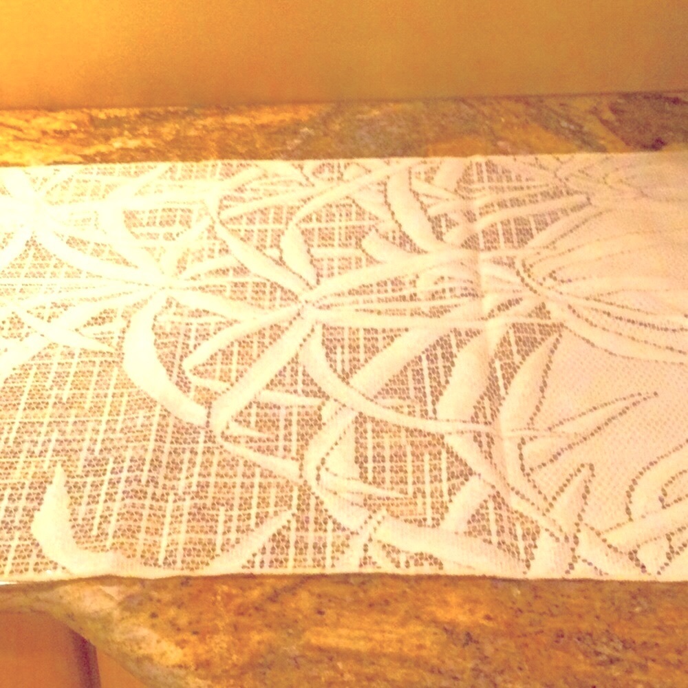- Beautiful vintage table runner NWT